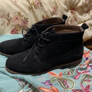 Black suede ‘desert boots’